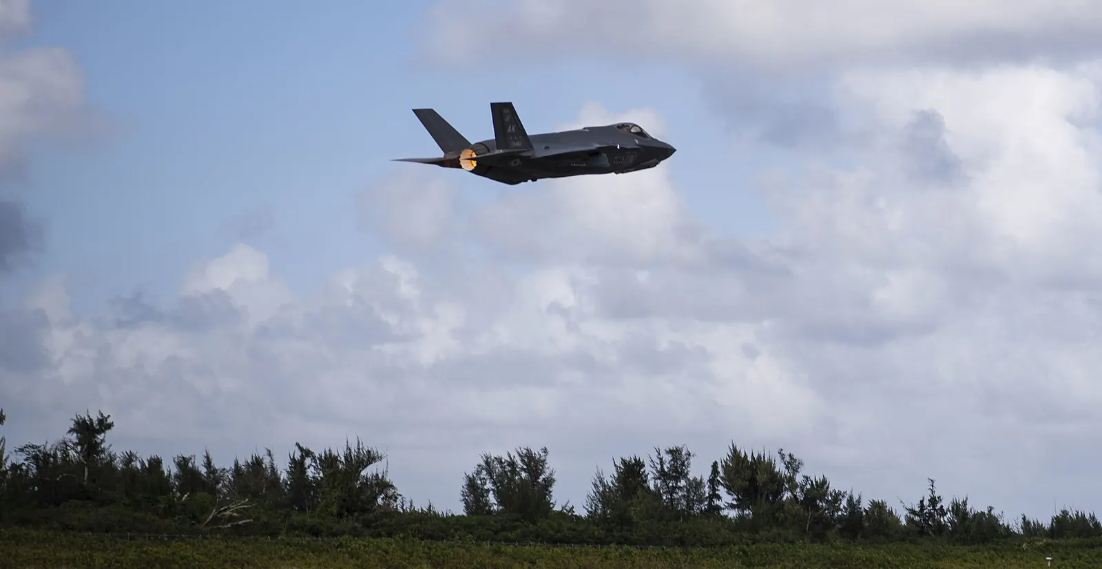 Истребитель ВВС США F-35A Lightning II взлетает из аэропорта Тиниан