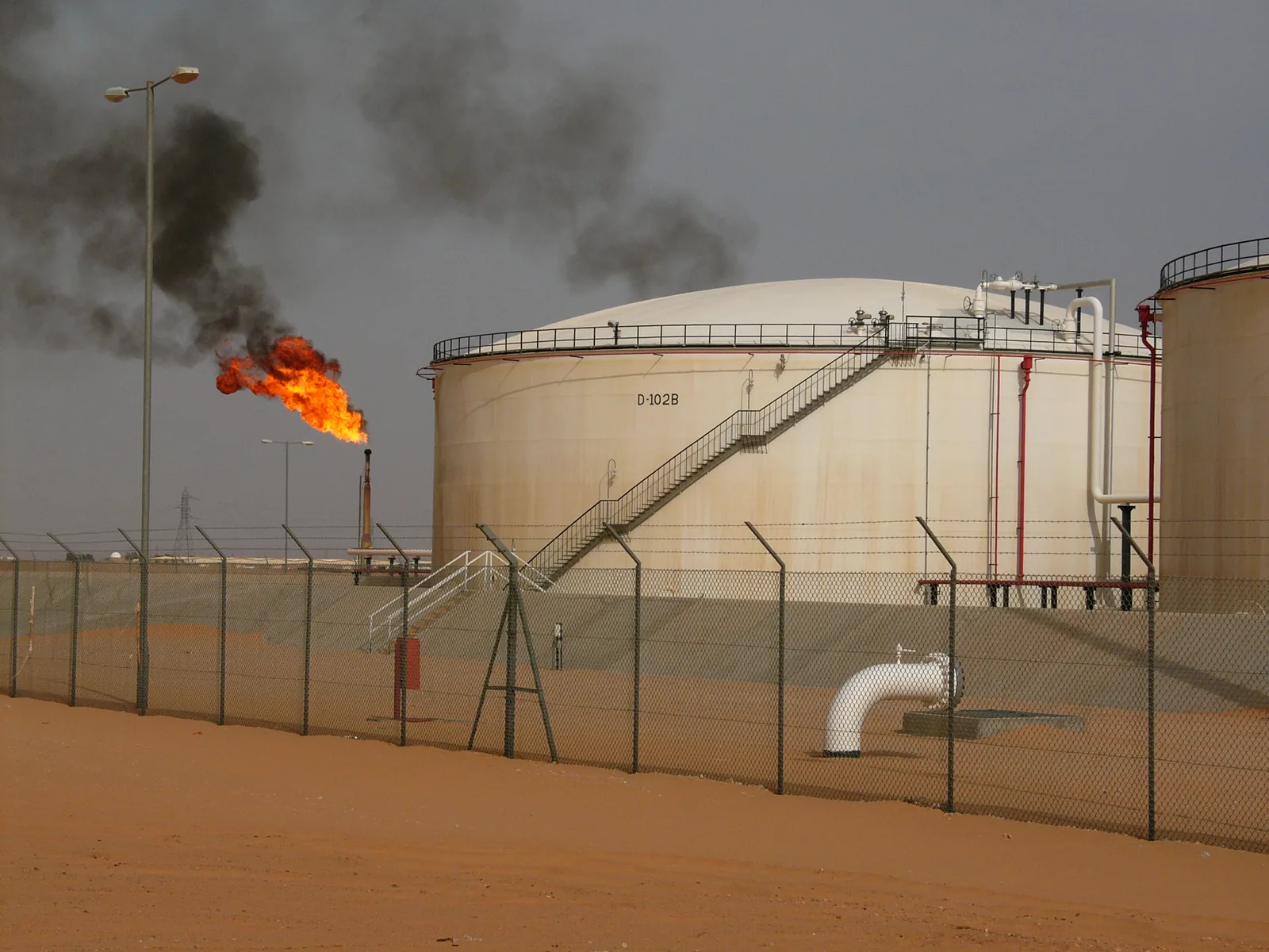 Объекты нефтяного месторождения Шарара в ливийской пустыне