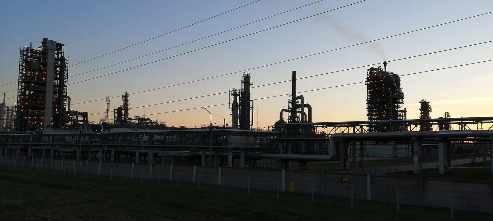 Технологические установки и трубы НПЗ «Славнефть-ЯНОС» в Ярославле